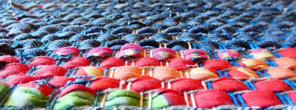 Tapis en jeans et robe recyclés