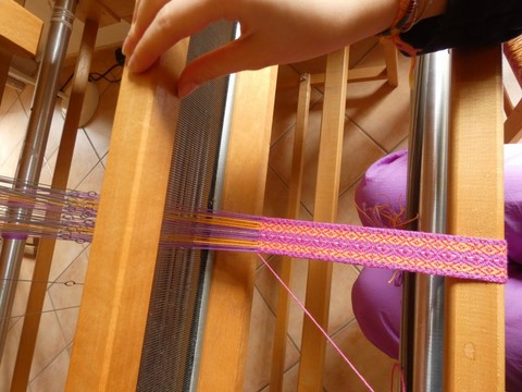 Tissage d'une ceinture en coton Métier d'Antan: tissage d'une ceinture en coton