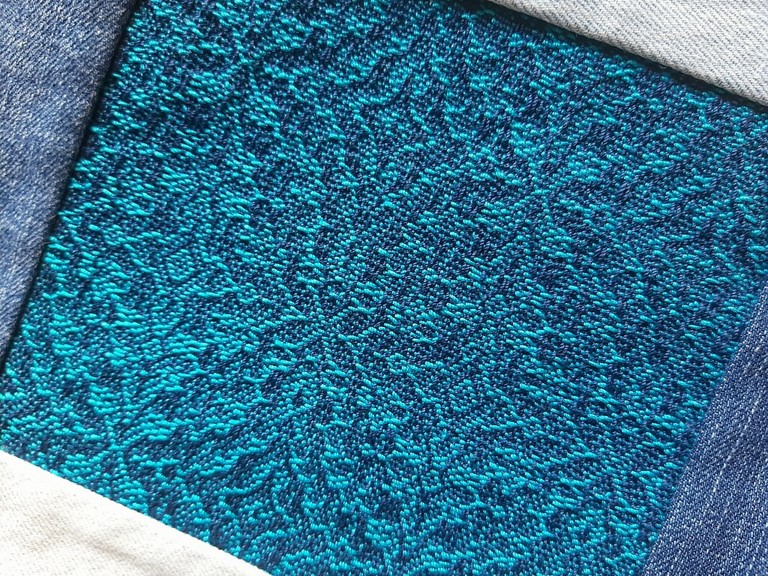 Métier d'antan: Sac tissé avec jeans recyclé