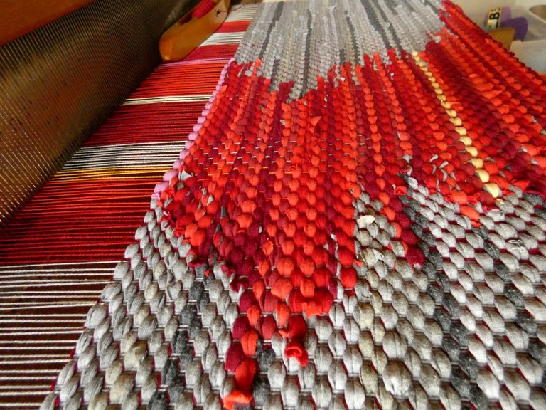 Métier d'Antan: Tapis tissé en t-shirts coton recyclés