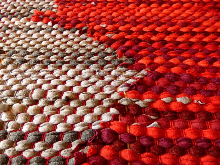 Métier d'Antan: Tapis tissé en t-shirts coton recyclés
