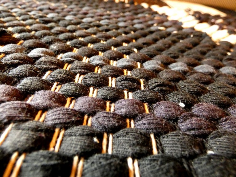 Métier d'Antan: Tapis tissé en t-shirts coton recyclés