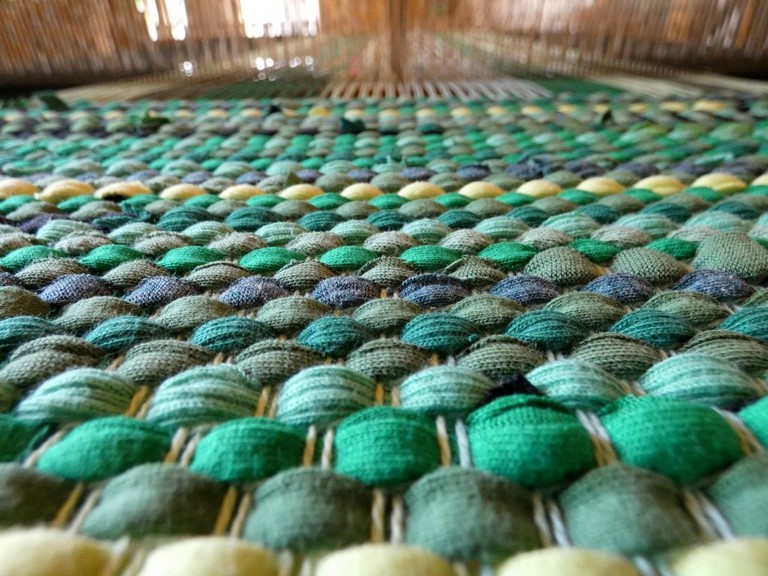 Métier d'Antan: Tapis tissé en t-shirts coton recyclés