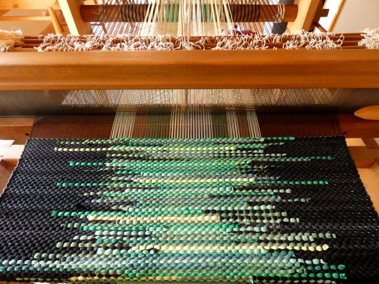 Métier d'Antan: Tapis tissé en t-shirts coton recyclés