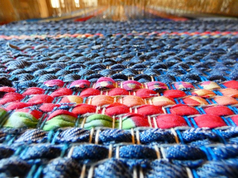 Métier d'Antan: Tapis tissé en t-shirts coton recyclés