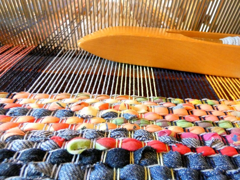 Métier d'Antan: Tapis tissé en t-shirts coton recyclés