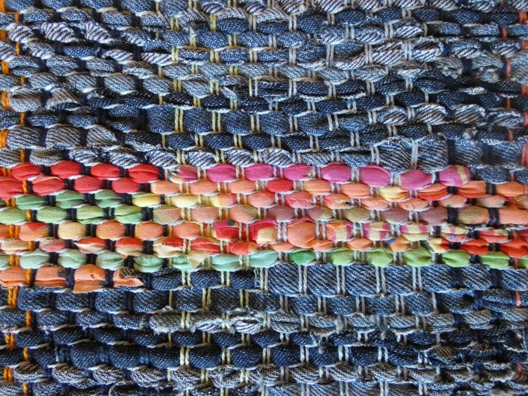 Métier d'Antan: Tapis tissé en t-shirts coton recyclés