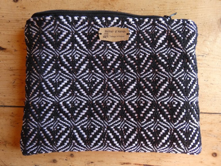 Métier d'Antan: Pochette tissée + jeans recyclé