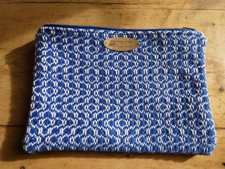 Métier d'Antan: Pochette tissée + jeans recyclé