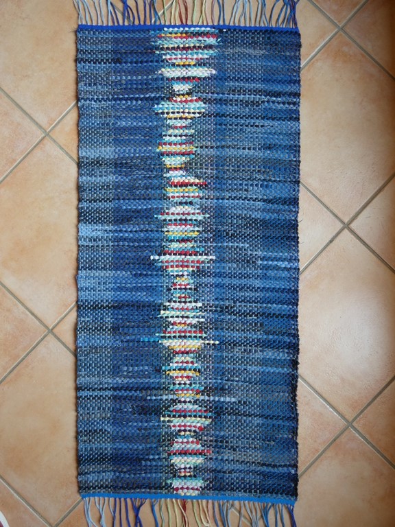 Métier d'Antan: Tapis en jeans tissé à la main Métier d'Antan: Tapis tissé en t-shirts coton recyclés