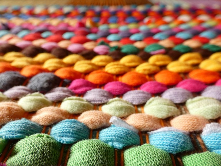 Métier d'Antan: Tapis tissé en t-shirts coton recyclés