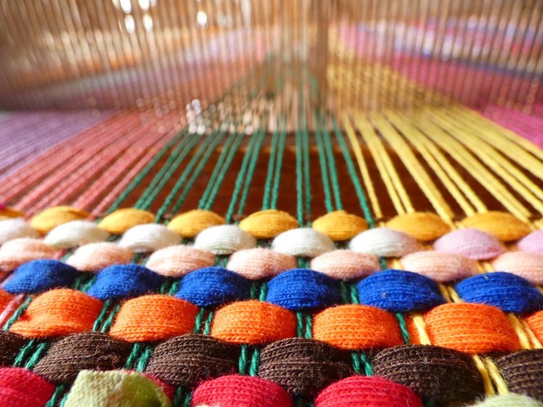 Métier d'Antan: Tapis tissé en t-shirts coton recyclés