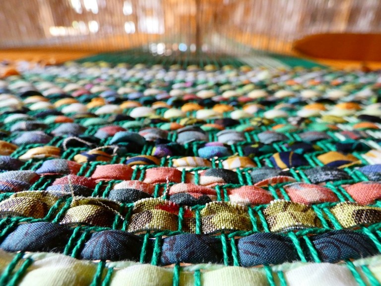 Métier d'Antan: Tapis tissé en t-shirts coton recyclés