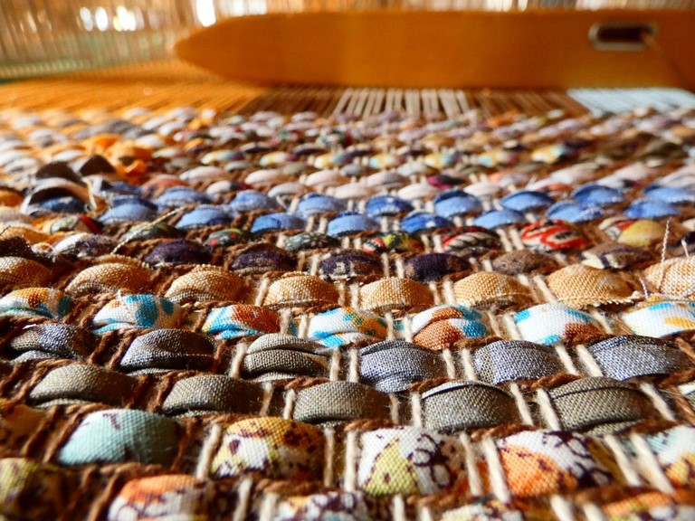 Métier d'Antan: Tapis tissé en t-shirts coton recyclés