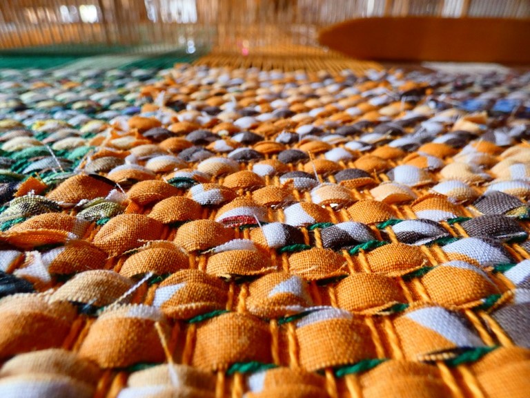 Métier d'Antan: Tapis tissé en t-shirts coton recyclés