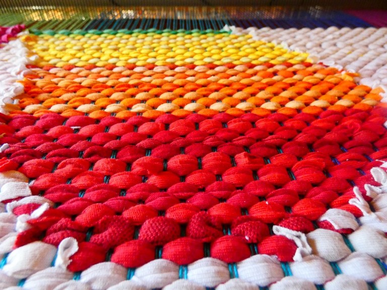 Métier d'Antan: Tapis tissé en t-shirts recyclés