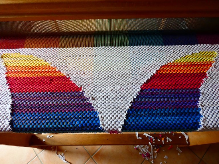 Métier d'Antan: Tapis tissé en t-shirts recyclés