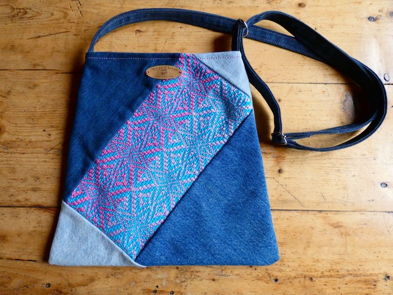 Métier d'antan: Sac tissé avec jeans recyclé