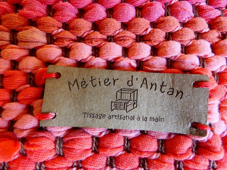 Tapis tissé en t-shirts coton recyclésTapis tissé en t-shirts coton recyclés Métier d'Antan: Tapis tissé en t-shirts recyclés