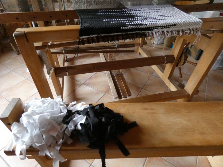 Métier d'Antan: Tapis tissé en t-shirts recyclés