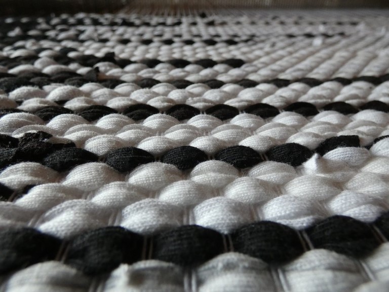 Métier d'Antan: Tapis tissé en t-shirts recyclés