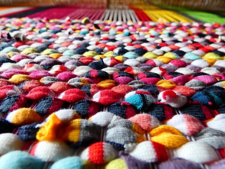 Métier d'Antan: Tapis tissé en t-shirts recyclés