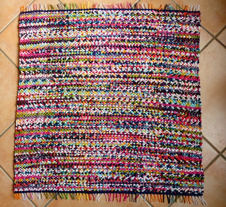 Tapis tissé en t-shirts recyclés Métier d'Antan: Tapis tissé en t-shirts recyclés