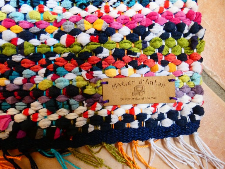 Métier d'Antan: Tapis tissé en t-shirts recyclés