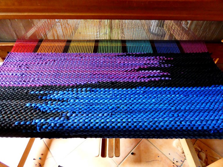 Métier d'Antan: Tapis tissé en t-shirts recyclés