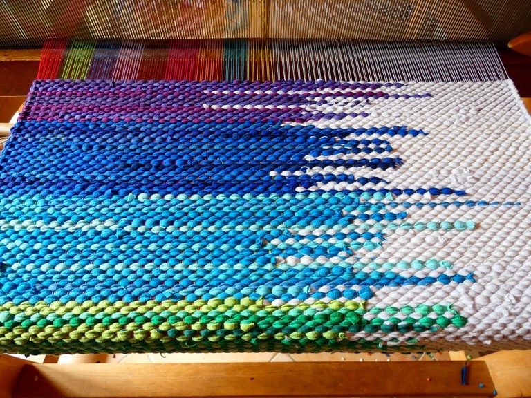 Métier d'Antan: Tapis tissé en t-shirts recyclés