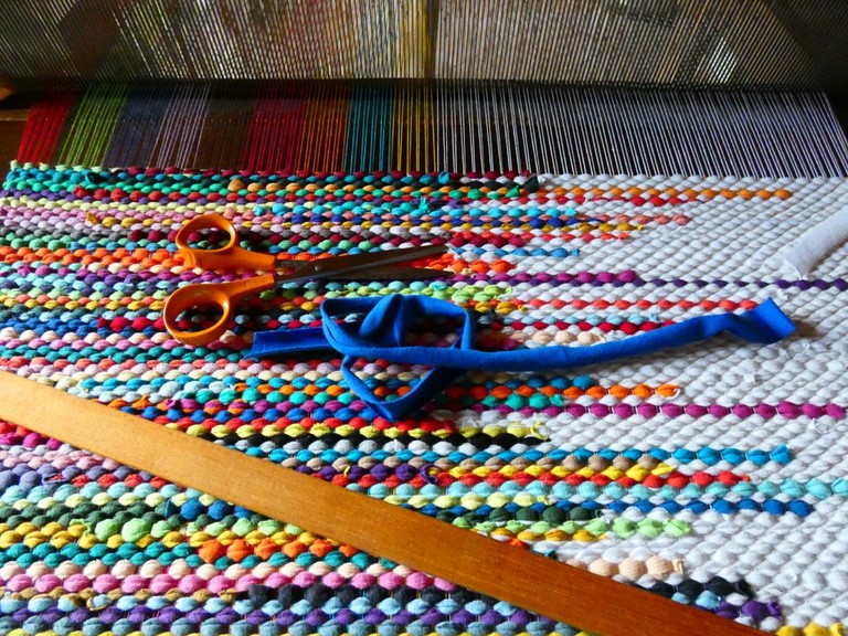 Métier d'Antan: Tapis tissé en t-shirts recyclés