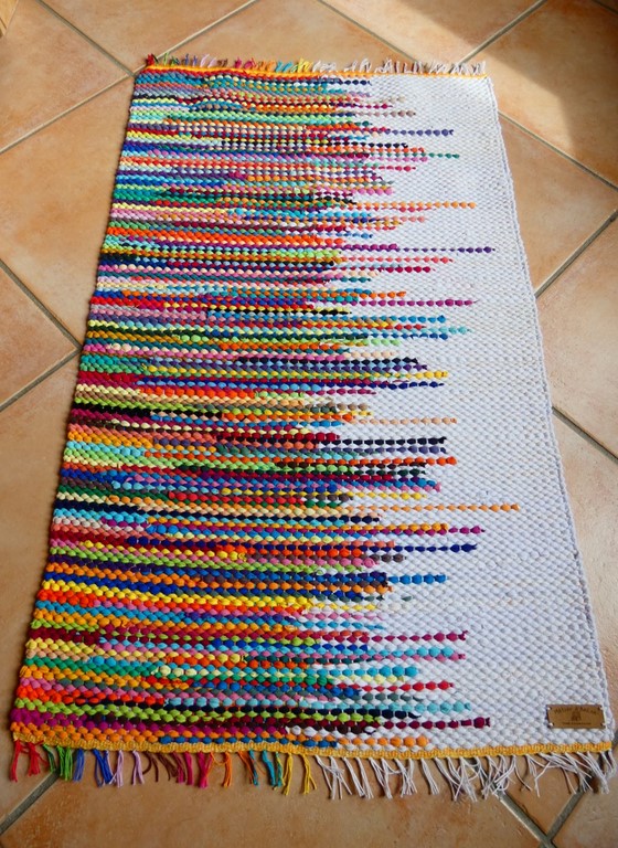 Tapis tissé en t-shirts coton recyclésTapis tissé en t-shirts coton recyclés Métier d'Antan: Tapis tissé en t-shirts recyclés