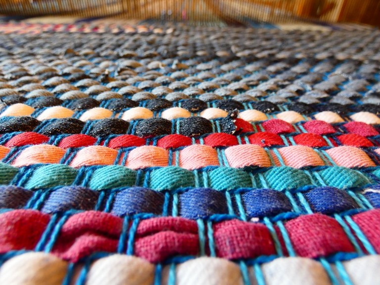 Métier d'Antan: Tapis tissé en jeans recyclés