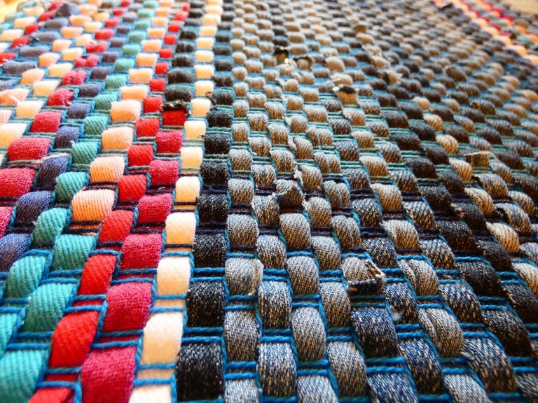 Métier d'Antan: Tapis tissé en jeans recyclés