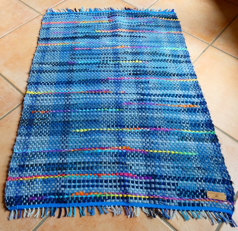 Tapis tissé en jeans recyclés Métier d'Antan: Tapis tissé en jeans recyclés