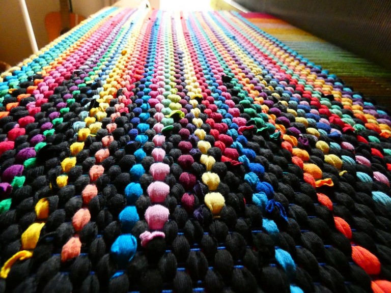 Tapis tissé en t-shirts coton recyclésTapis tissé en t-shirts coton recyclés Métier d'Antan: Tapis tissé en t-shirts recyclés