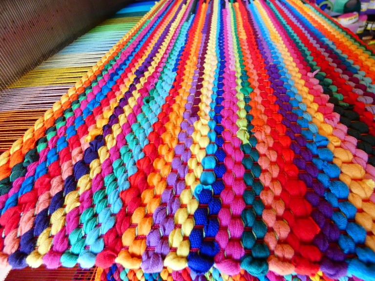 Tapis tissé en t-shirts coton recyclésTapis tissé en t-shirts coton recyclés Métier d'Antan: Tapis tissé en t-shirts recyclés