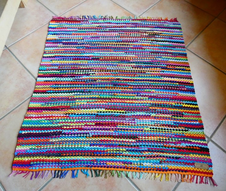 Tapis tissé en t-shirts coton recyclésTapis tissé en t-shirts coton recyclés Métier d'Antan: Tapis tissé en t-shirts recyclés