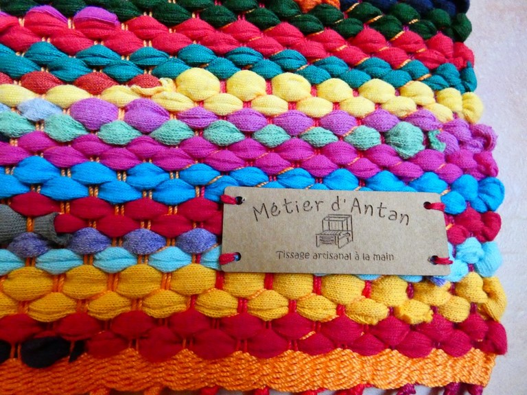 Métier d'Antan: Tapis tissé en t-shirts recyclés