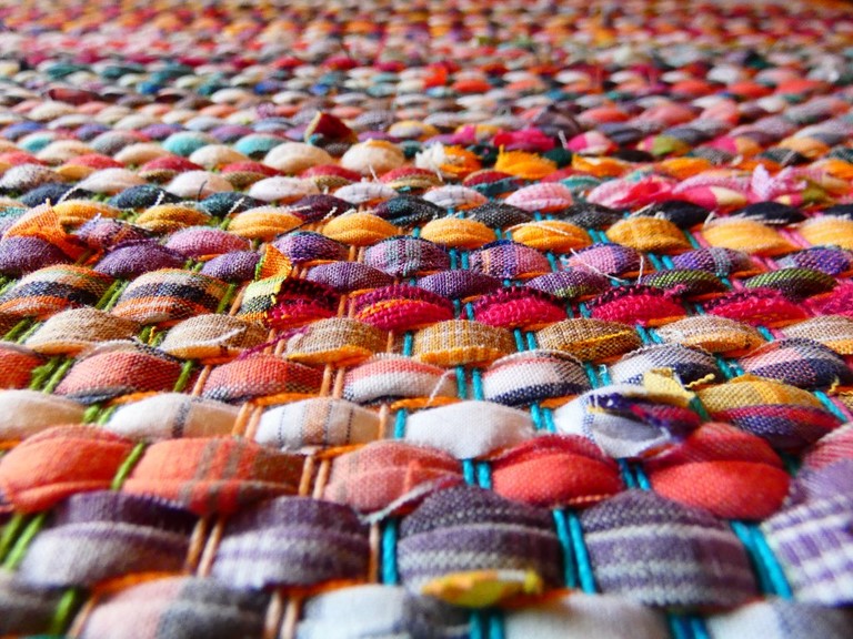 Métier d'Antan: Tapis tissé avec des chemises recyclées