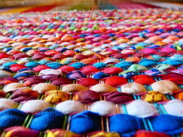 Métier d'Antan: Tapis tissé avec des robes recyclées