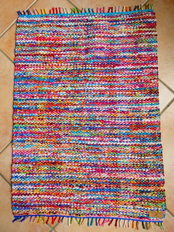 Tapis tissé avec des robes recyclées Métier d'Antan: Tapis tissé avec des robes recyclées