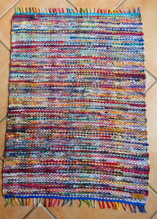 Tapis tissé avec des chemise recyclées Métier d'Antan: Tapis tissé avec des robes recyclées