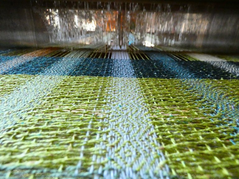 Métier d'Antan: Echarpe tissée en soie sauvageMétier d'Antan: Echarpe tissée en soie sauvage