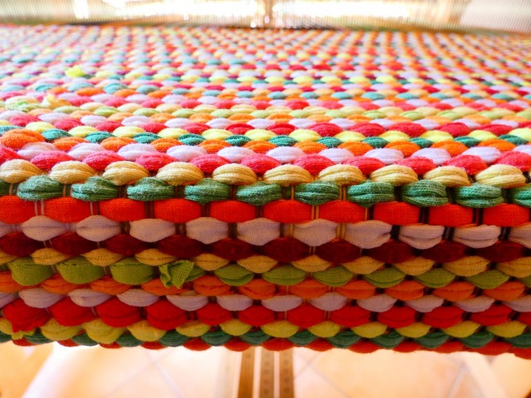 Métier d'Antan: Tapis tissé en t-shirts recyclés