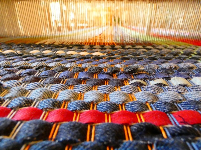 Métier d'Antan: Tapis tissé avec des jeans