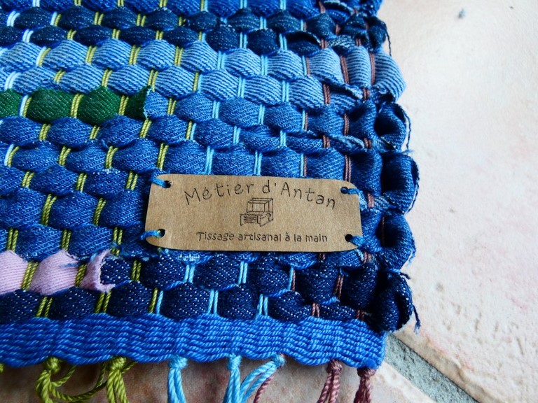 Métier d'Antan: Tapis tissé avec des jeans