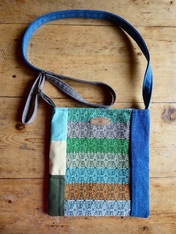 Métier d'antan: Sac tissé + jeans recyclé Métier d'antan: Sac tissé + jeans recyclé