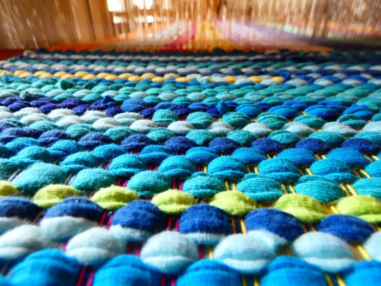 Métier d'Antan: Tapis tissé en t-shirts recyclés