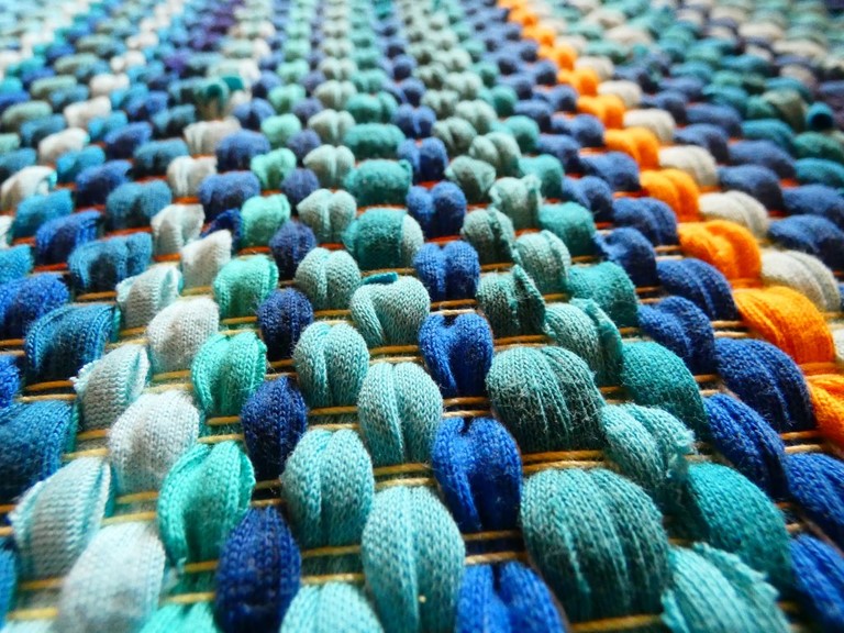 Métier d'Antan: Tapis tissé en t-shirts recyclés